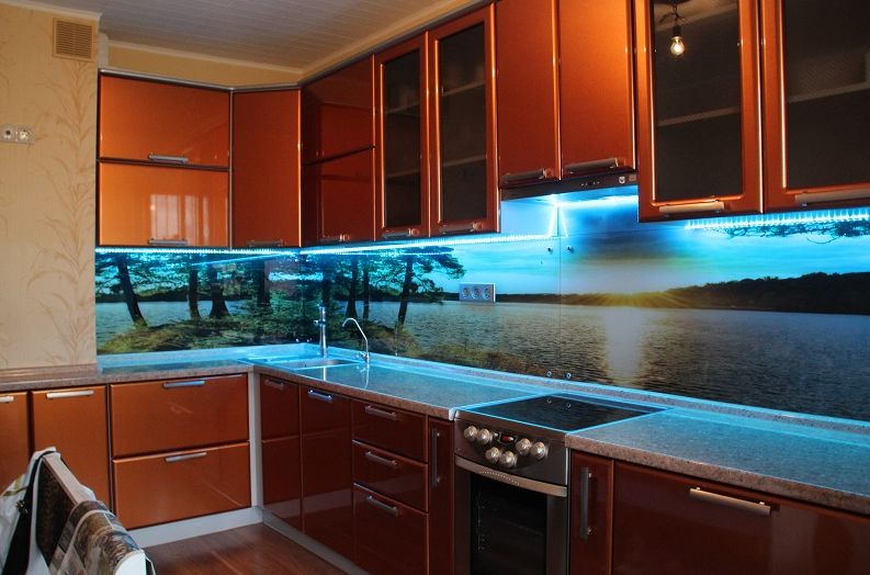 скинали для кухни из стекла с подсветкой фото