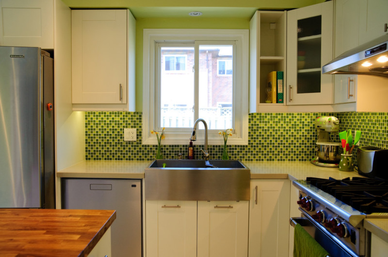 Кухня с окном в частном доме: дизайн и лучшие планировки с фото-идеями
